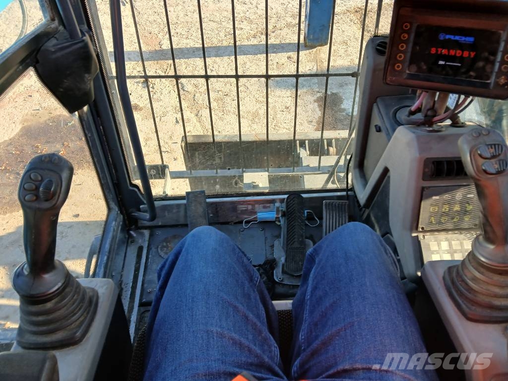 Fuchs MHL 320F Gumikerekes kotrók