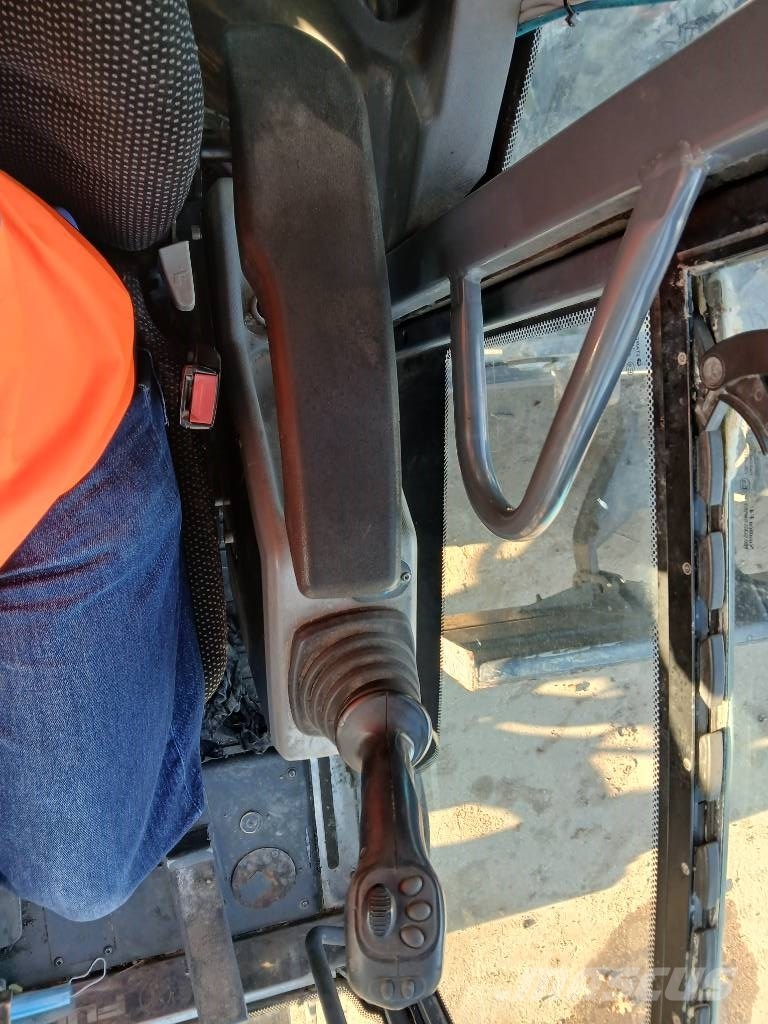 Fuchs MHL 320F Gumikerekes kotrók