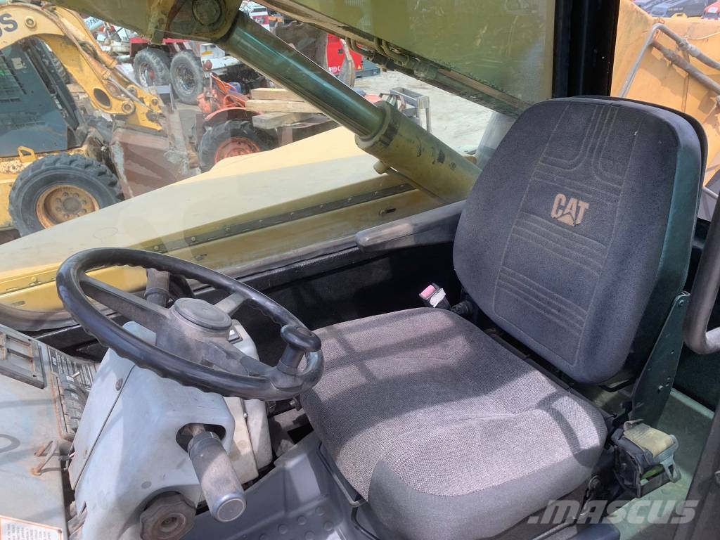 CAT TH 62 معدات مناولة لأغراض الزراعة
