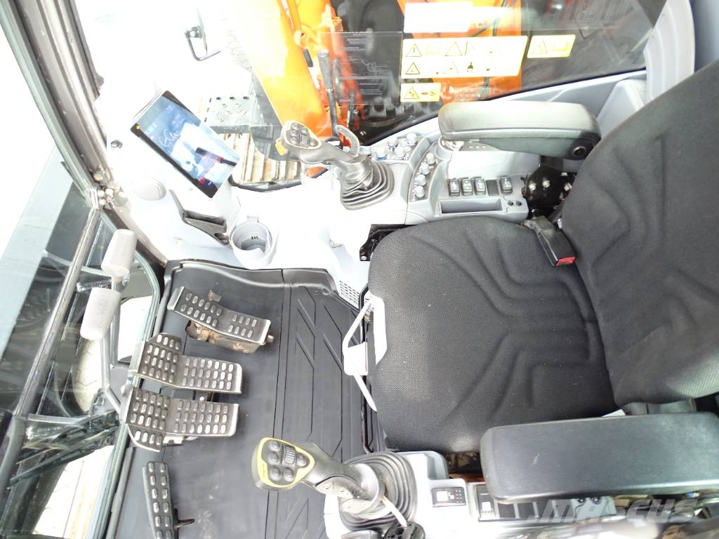 Hitachi ZX135US-7B Kāpurķēžu ekskavatori