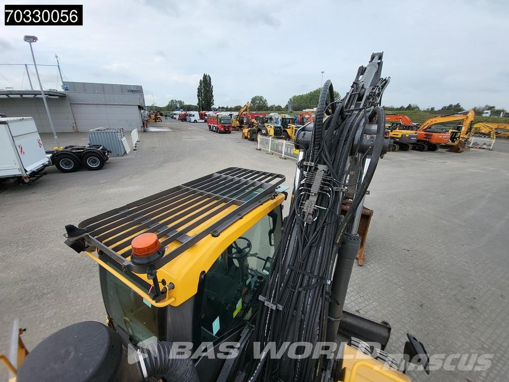 Volvo EW210 D Outrigers + Blade حفارات بعجل