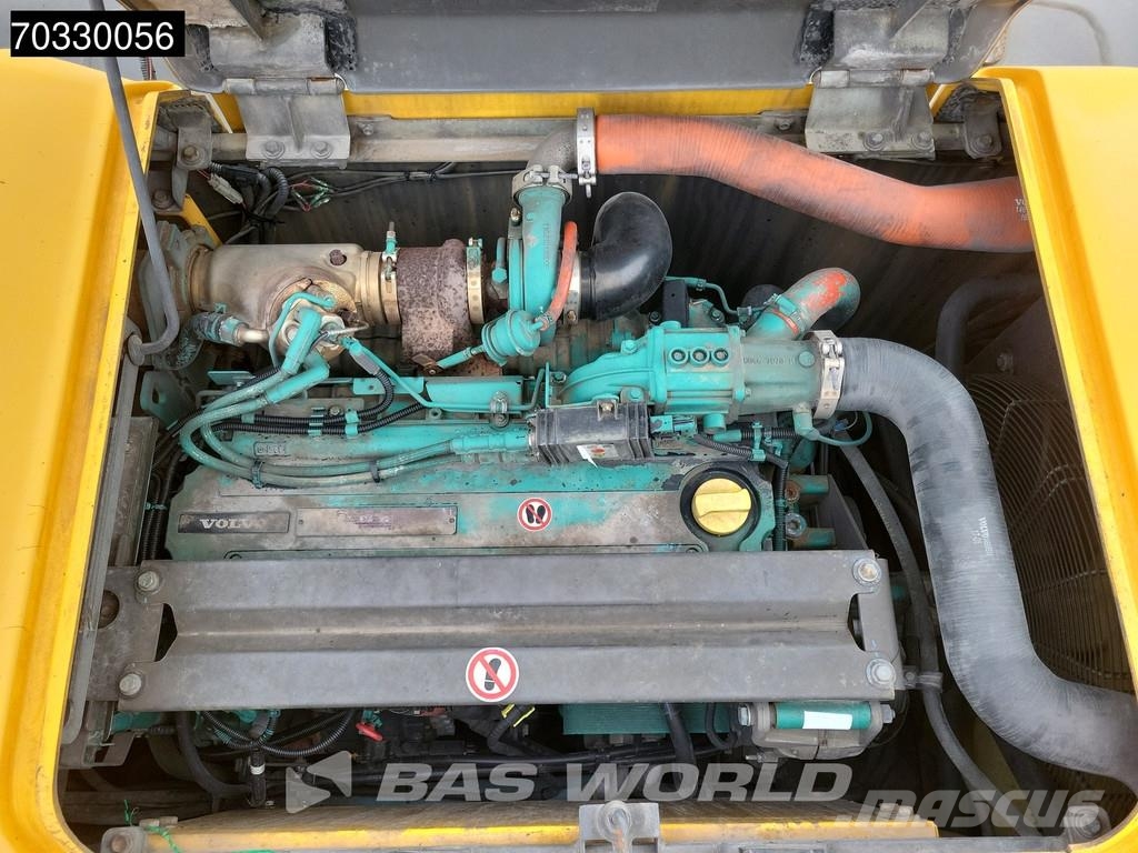Volvo EW210 D Outrigers + Blade حفارات بعجل