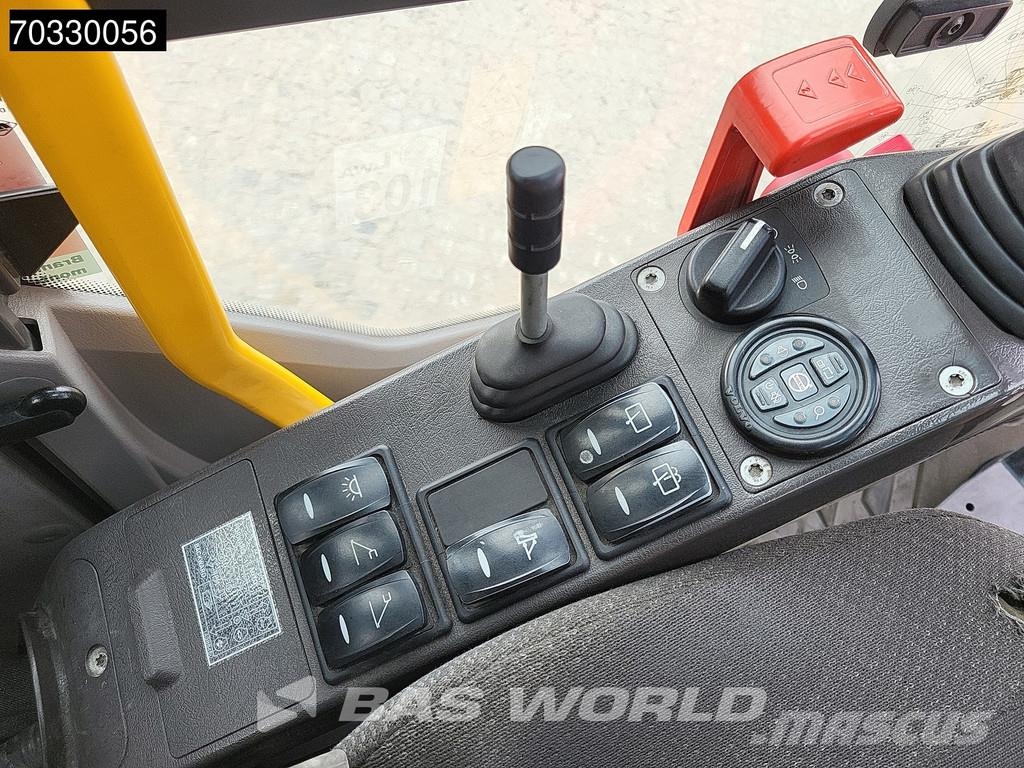 Volvo EW210 D Outrigers + Blade حفارات بعجل