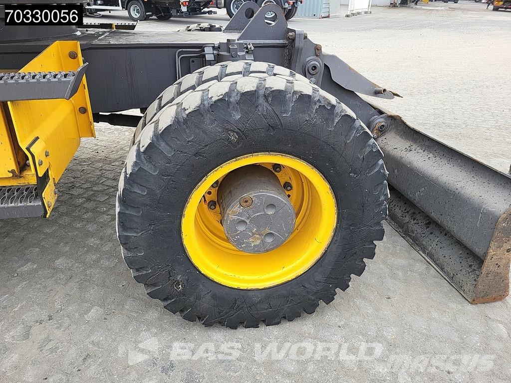 Volvo EW210 D Outrigers + Blade حفارات بعجل
