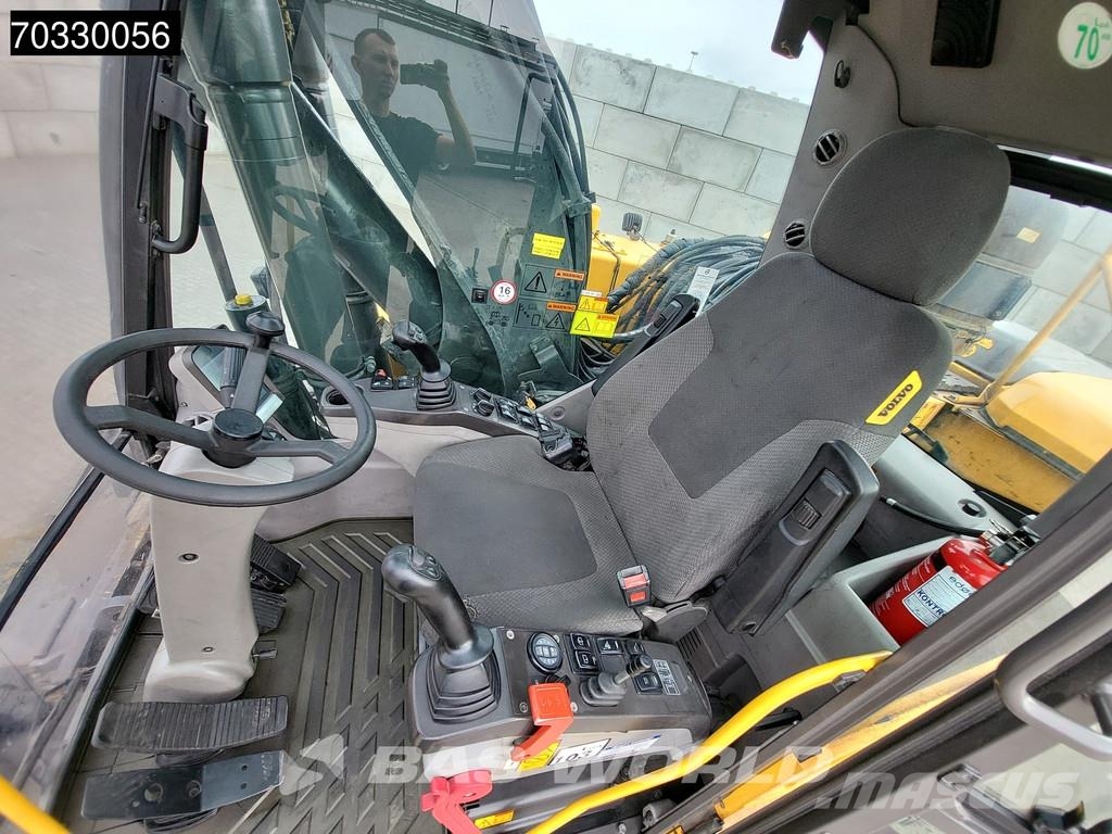 Volvo EW210 D Outrigers + Blade حفارات بعجل