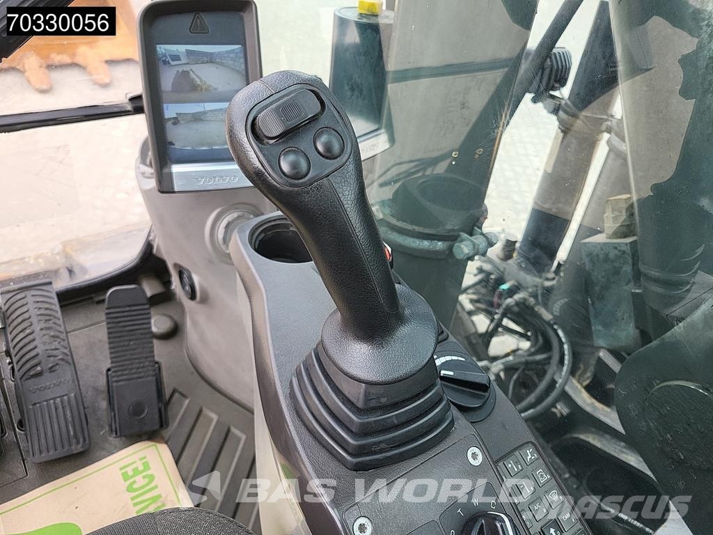 Volvo EW210 D Outrigers + Blade حفارات بعجل