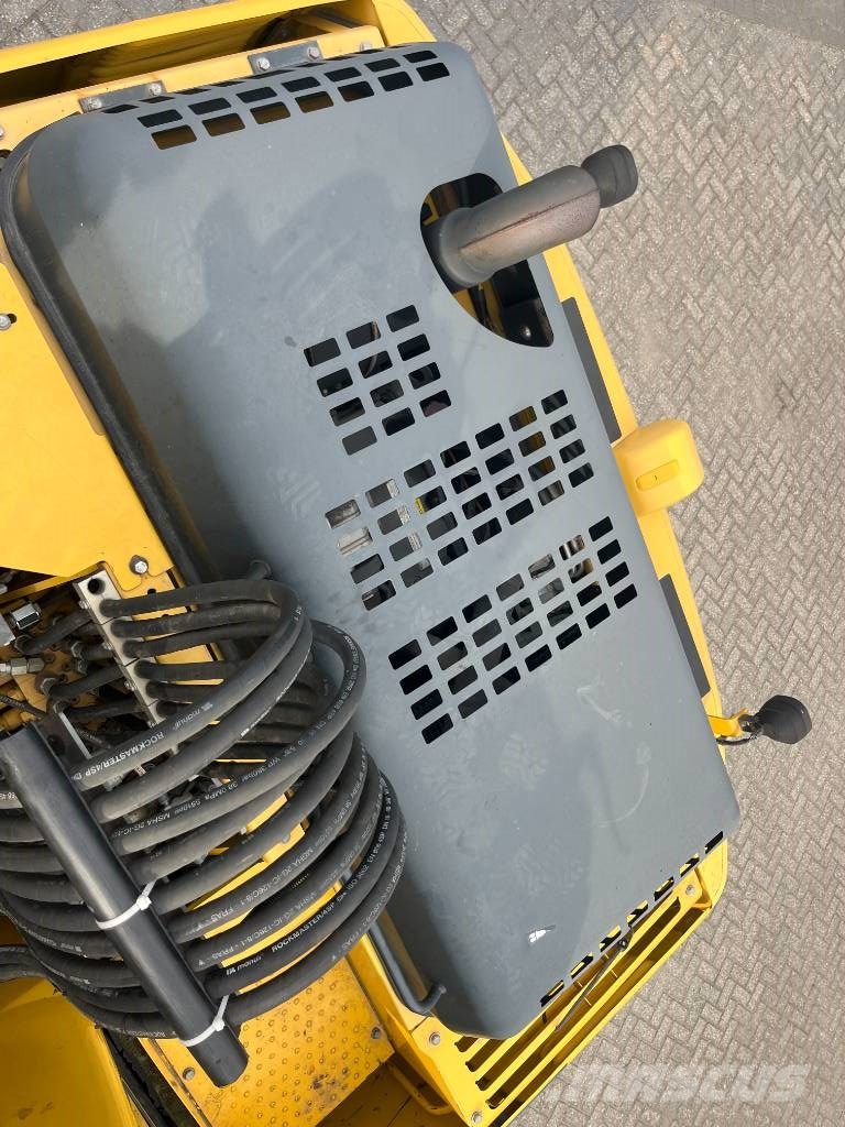Komatsu PW 160-8 حفارات بعجل