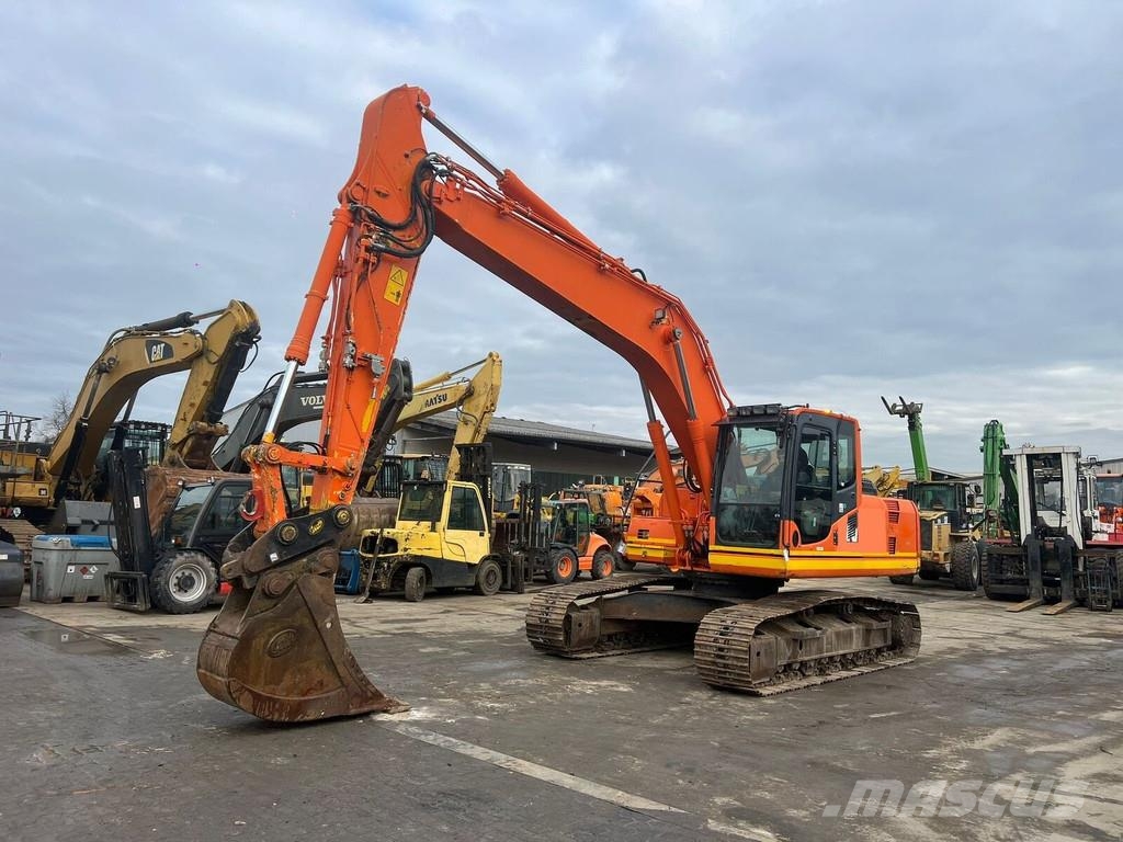 Komatsu HB 215 LC-1 حفارات زحافة