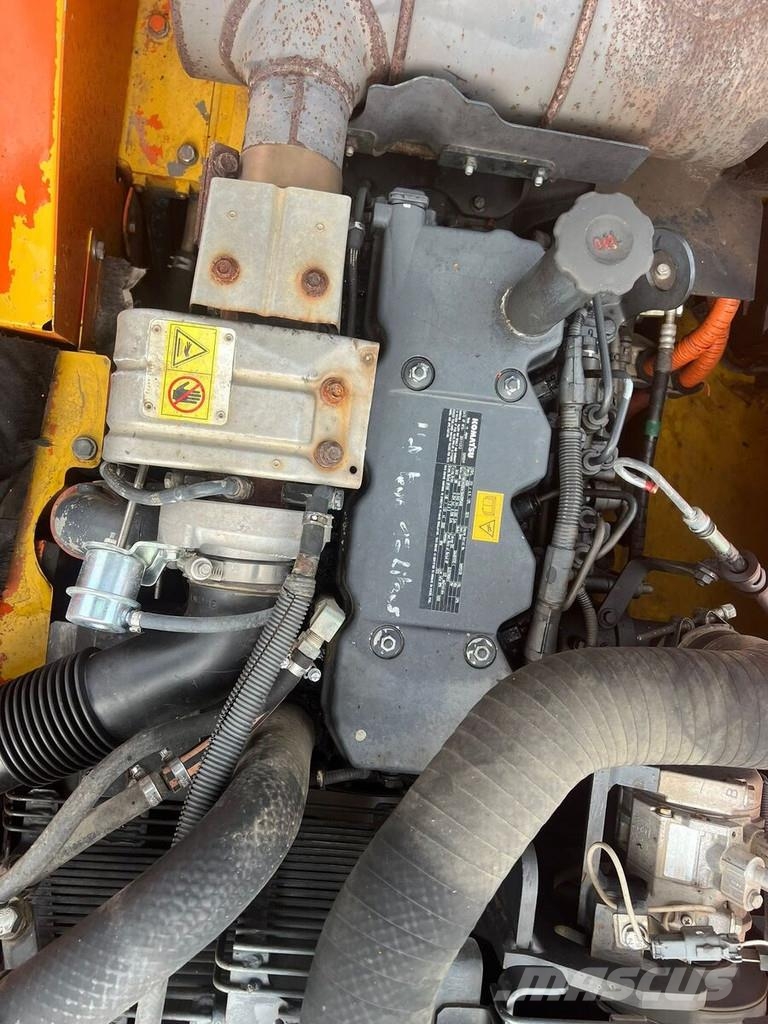 Komatsu HB 215 LC-1 حفارات زحافة