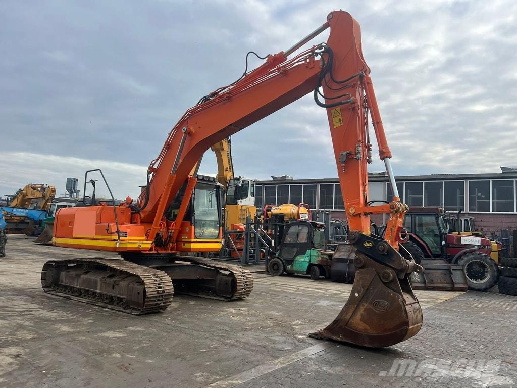 Komatsu HB 215 LC-1 حفارات زحافة