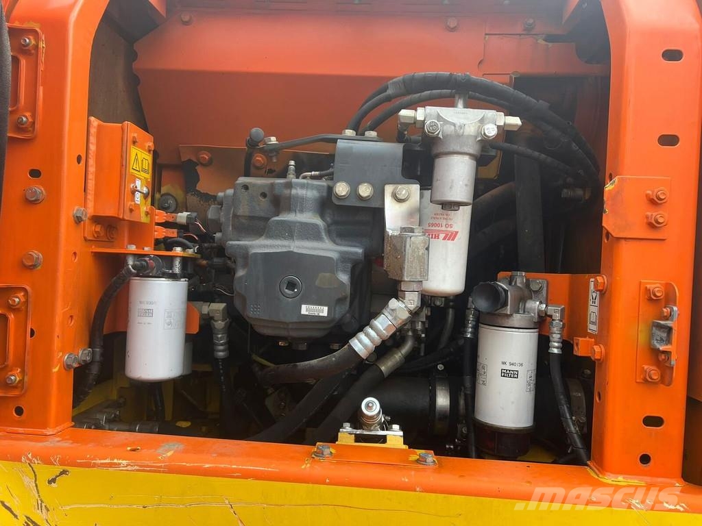 Komatsu HB 215 LC-1 حفارات زحافة