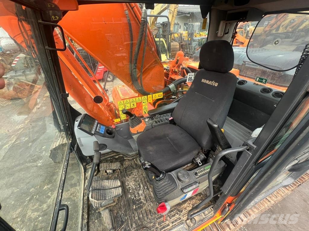 Komatsu HB 215 LC-1 حفارات زحافة