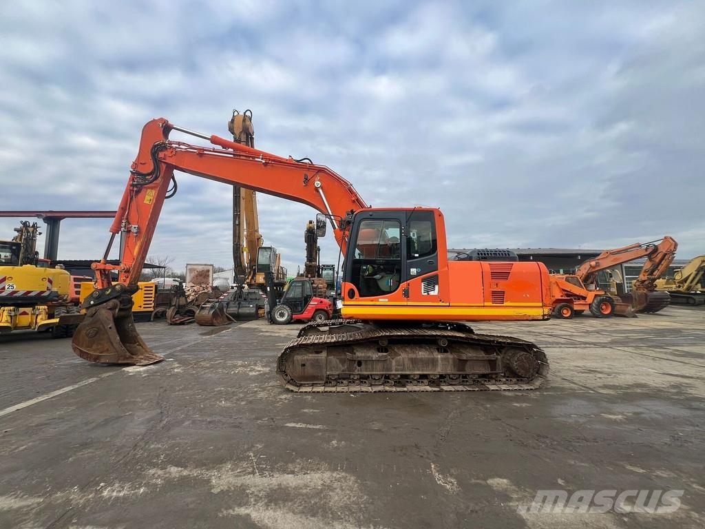 Komatsu HB 215 LC-1 حفارات زحافة