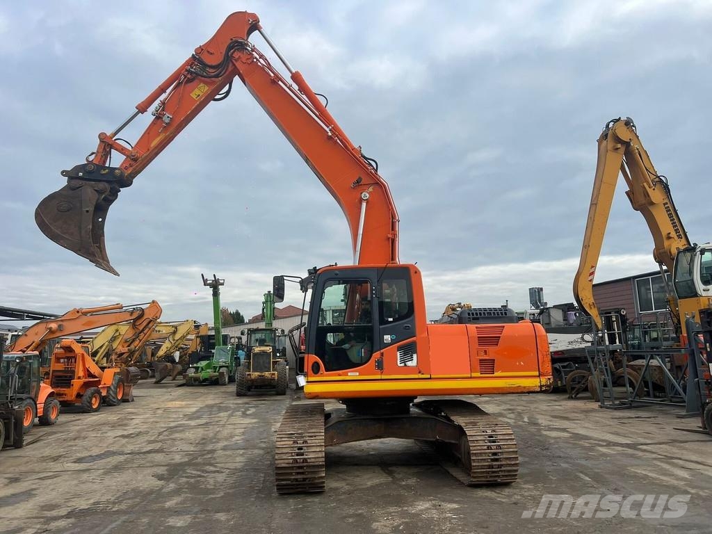 Komatsu HB 215 LC-1 حفارات زحافة