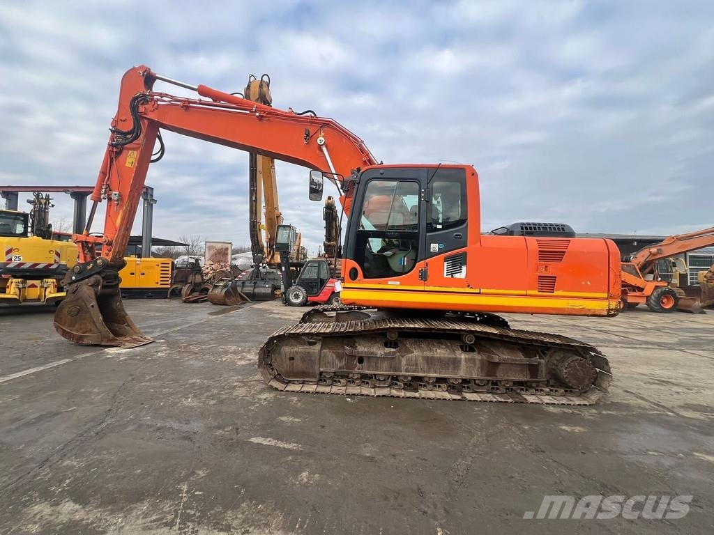 Komatsu HB 215 LC-1 حفارات زحافة