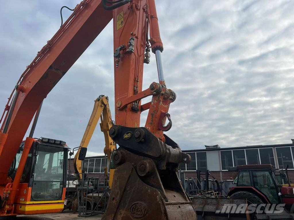 Komatsu HB 215 LC-1 حفارات زحافة