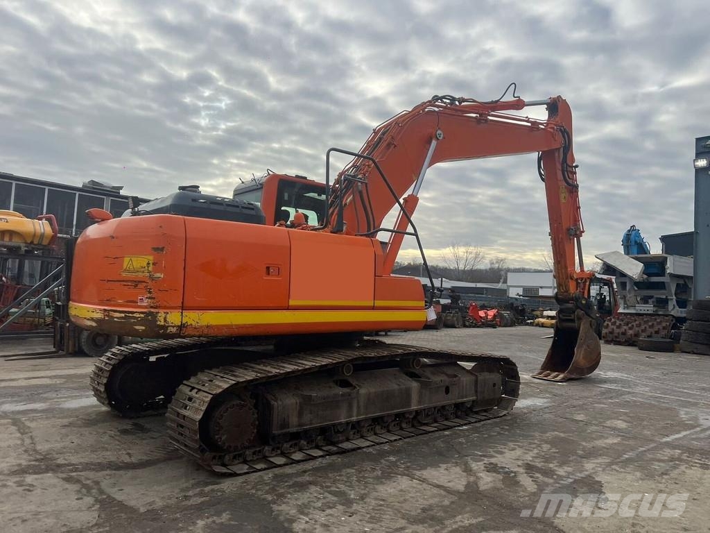 Komatsu HB 215 LC-1 حفارات زحافة