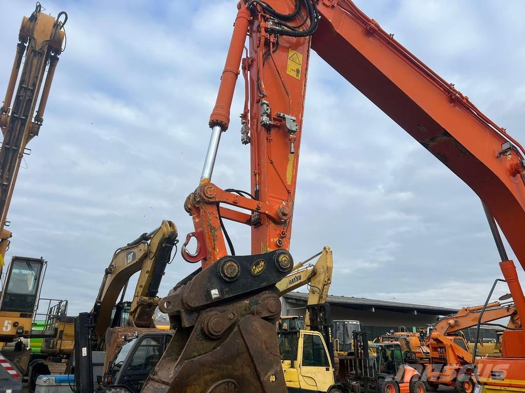 Komatsu HB 215 LC-1 حفارات زحافة