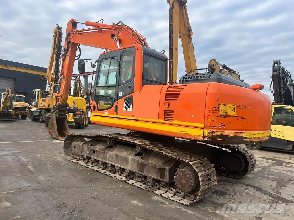 Komatsu HB 215 LC-1 حفارات زحافة