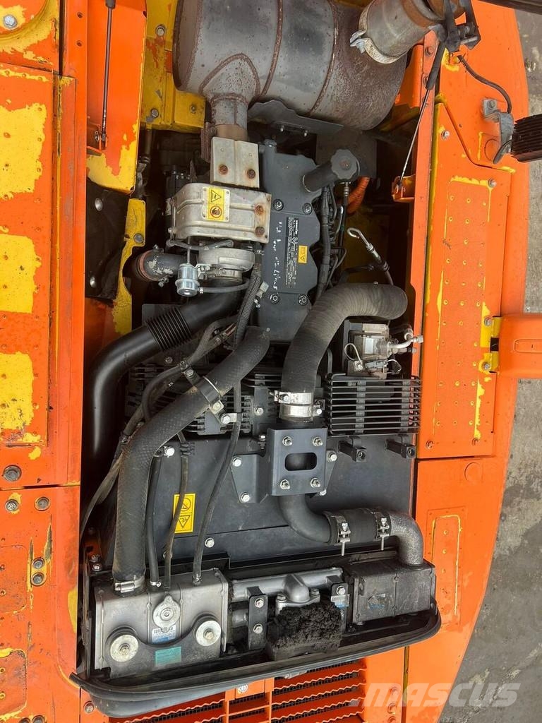 Komatsu HB 215 LC-1 حفارات زحافة