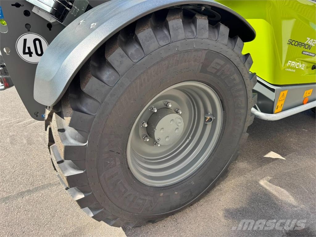 CLAAS Scorpion 742 Varipower 3 Night Edition مناولات متداخلة