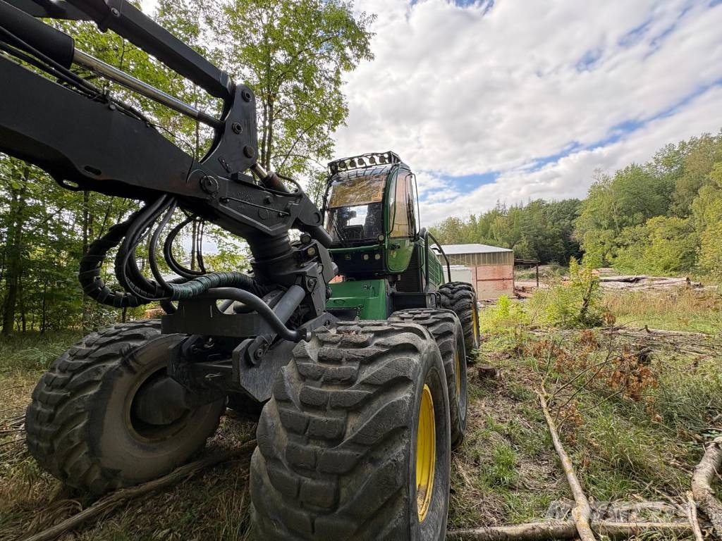 John Deere 1470 G Harvester