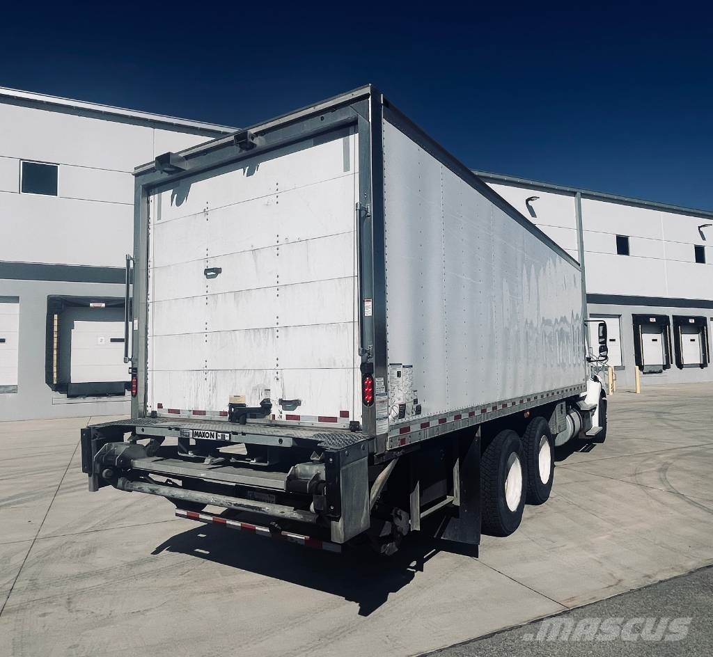 Freightliner M 106 貨箱式卡車