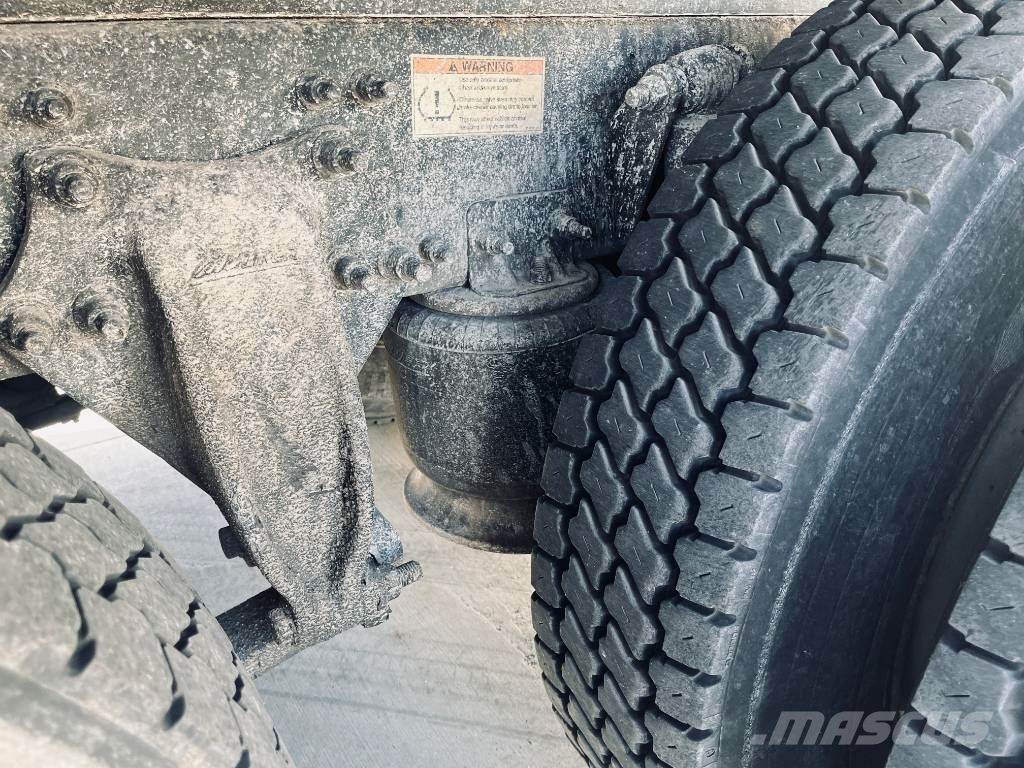 Freightliner M 106 貨箱式卡車