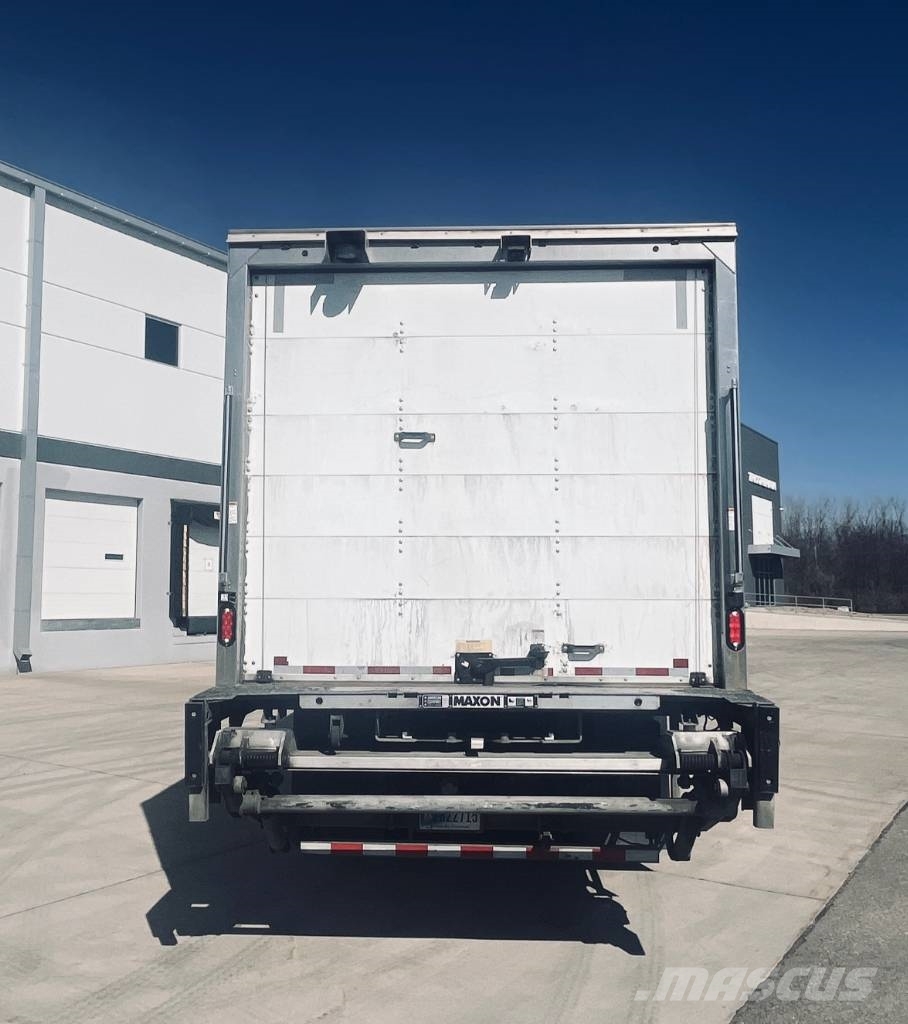 Freightliner M 106 貨箱式卡車