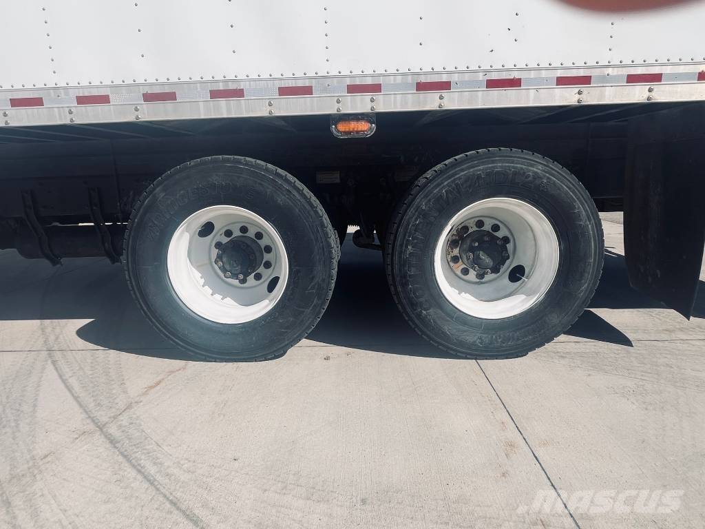 Freightliner M 106 貨箱式卡車