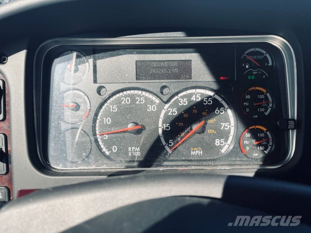 Freightliner M 106 貨箱式卡車