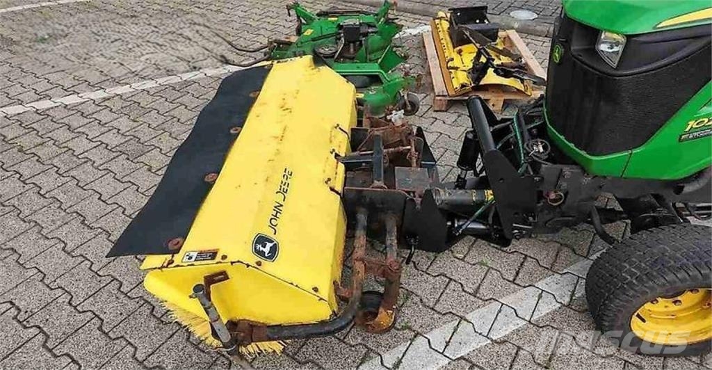 John Deere 1026R mit Anbaugeräten Traktoren