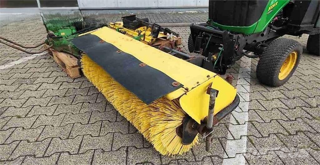John Deere 1026R mit Anbaugeräten Traktoren