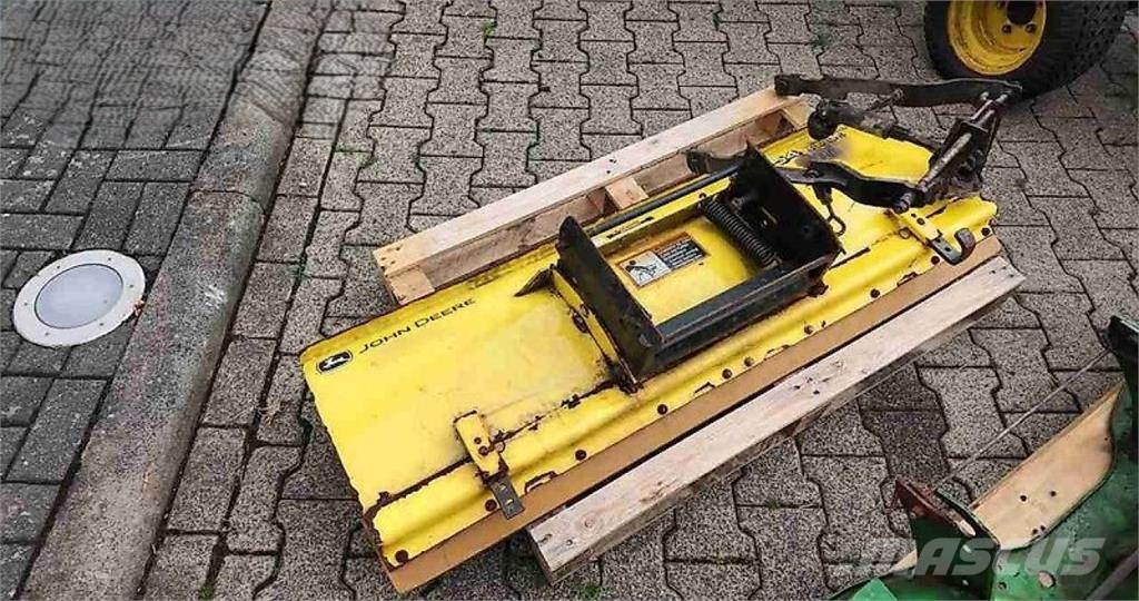 John Deere 1026R mit Anbaugeräten Traktoren
