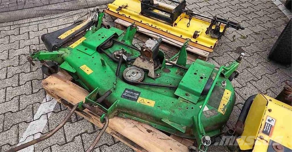 John Deere 1026R mit Anbaugeräten Traktoren