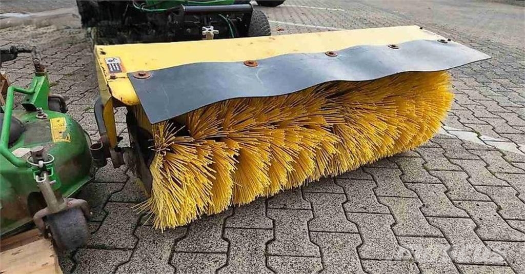 John Deere 1026R mit Anbaugeräten Traktoren