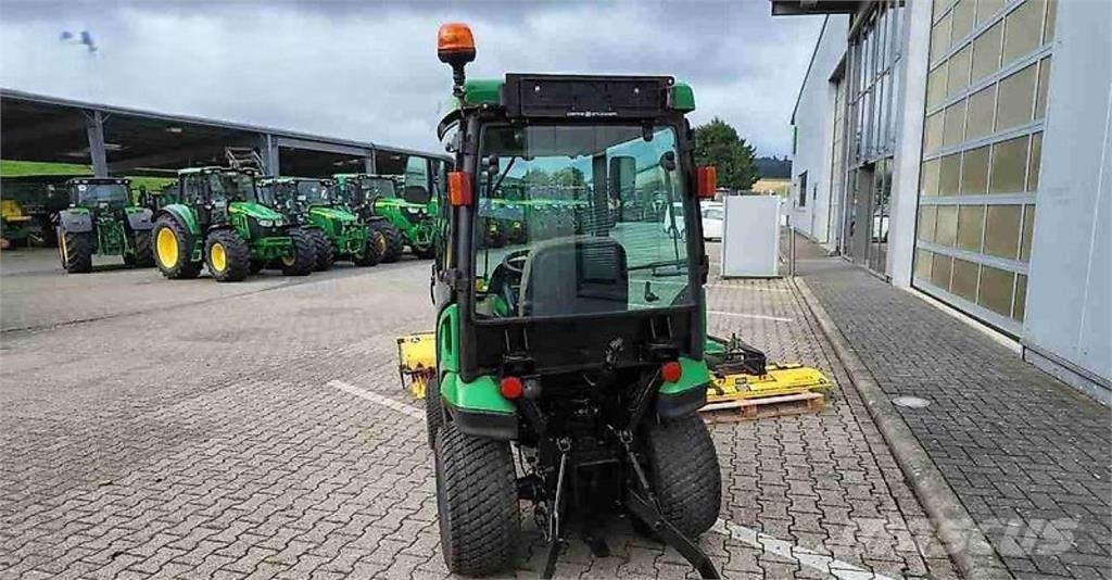 John Deere 1026R mit Anbaugeräten Traktoren