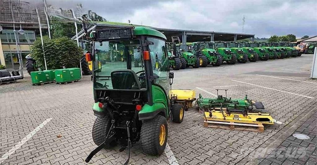 John Deere 1026R mit Anbaugeräten Traktoren