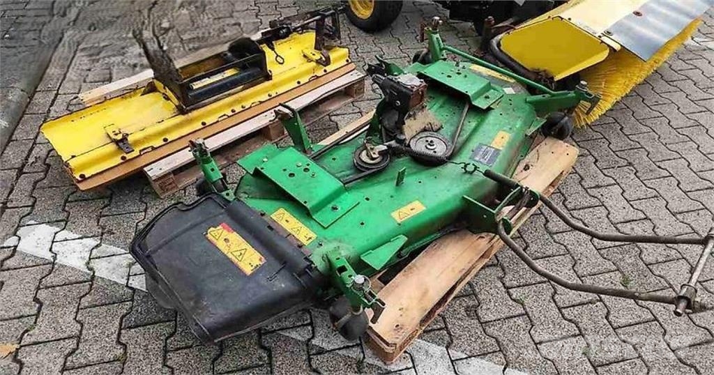 John Deere 1026R mit Anbaugeräten Traktoren