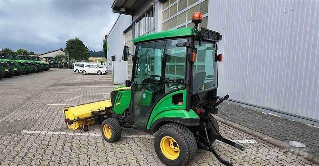 John Deere 1026R mit Anbaugeräten Traktoren