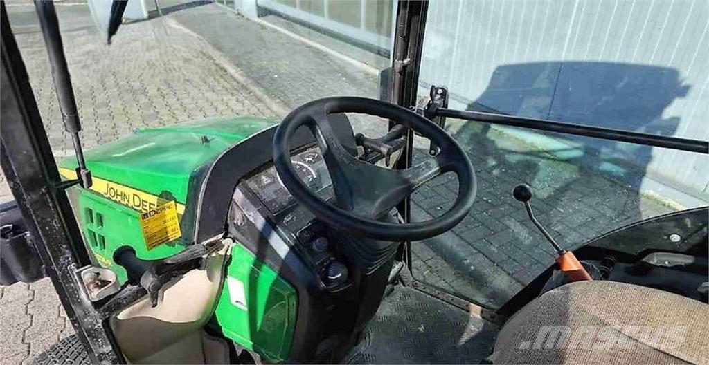 John Deere 1026R mit Anbaugeräten Traktoren