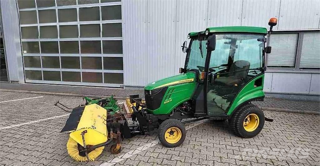 John Deere 1026R mit Anbaugeräten Traktoren