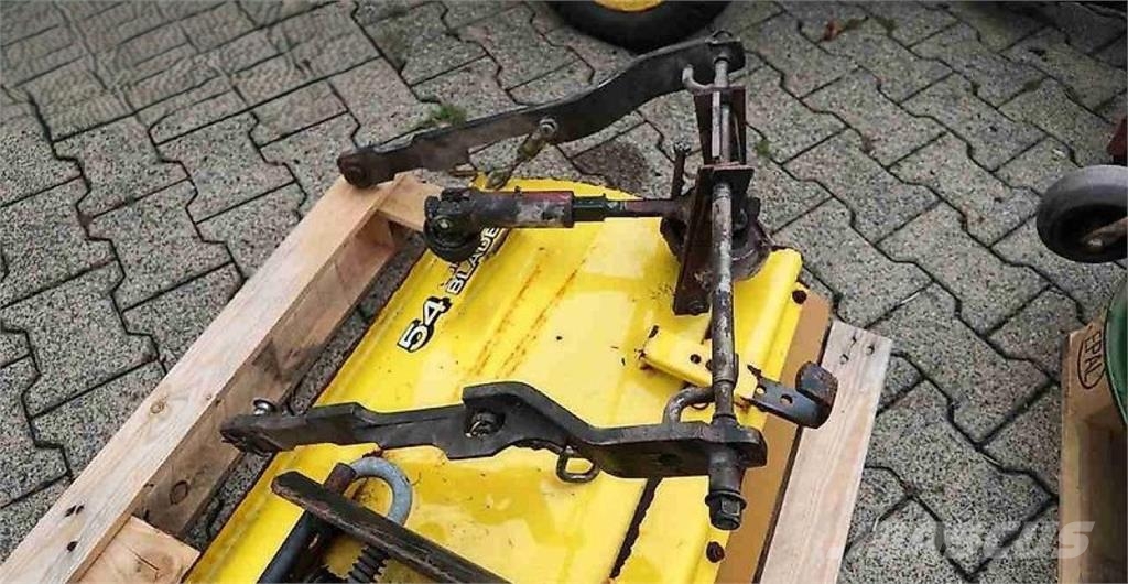 John Deere 1026R mit Anbaugeräten Traktoren