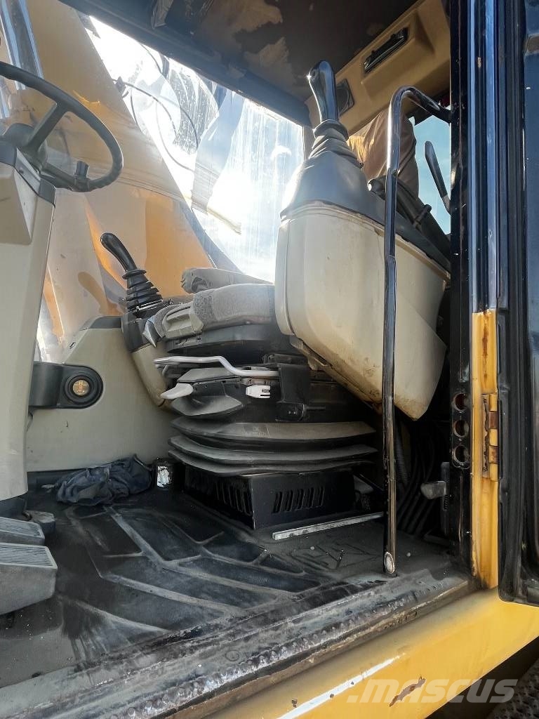 CAT CAT 318C Gumikerekes kotrók