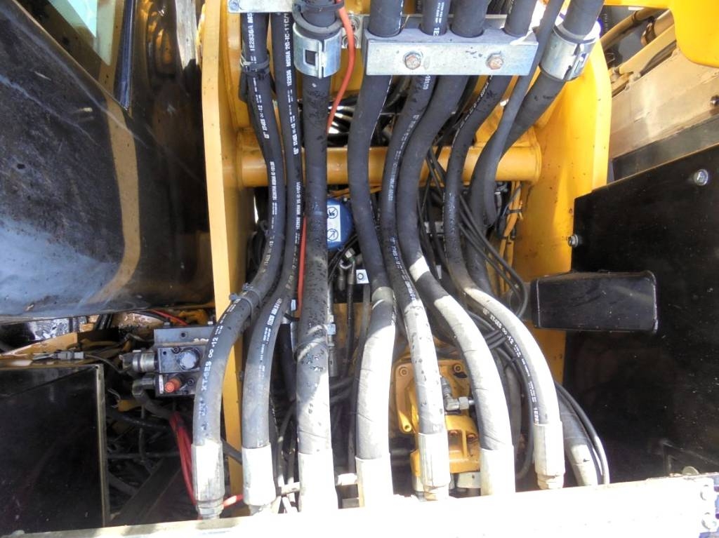 CAT M 318 D Bagri na kolesih
