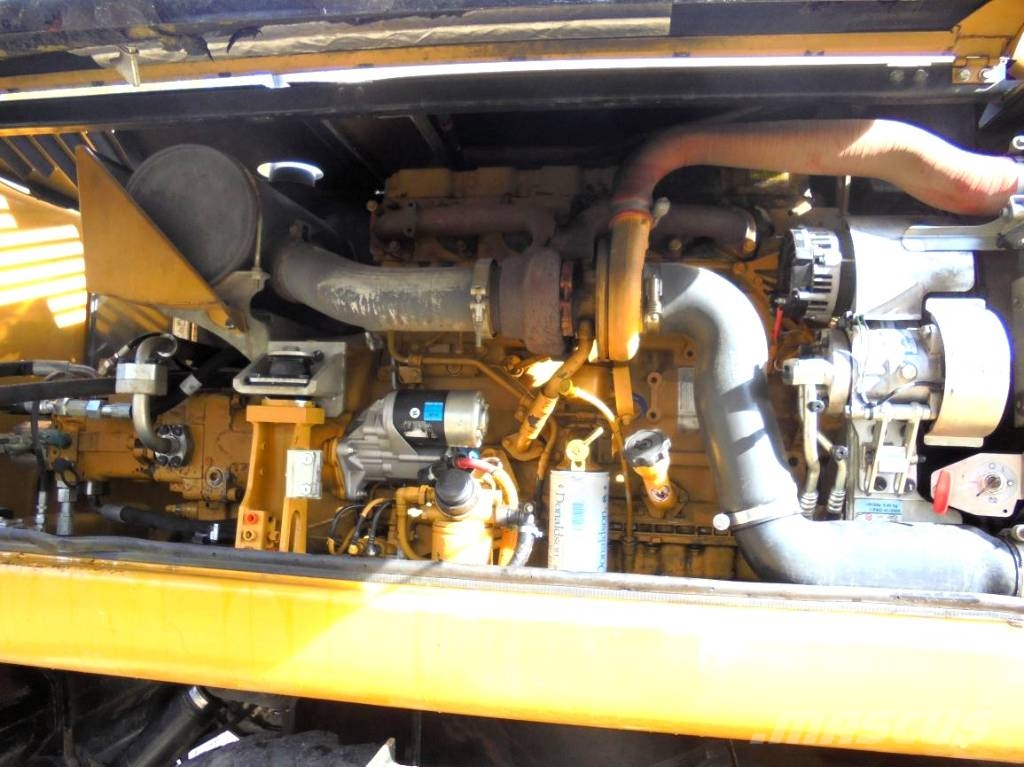 CAT M 318 D Bagri na kolesih