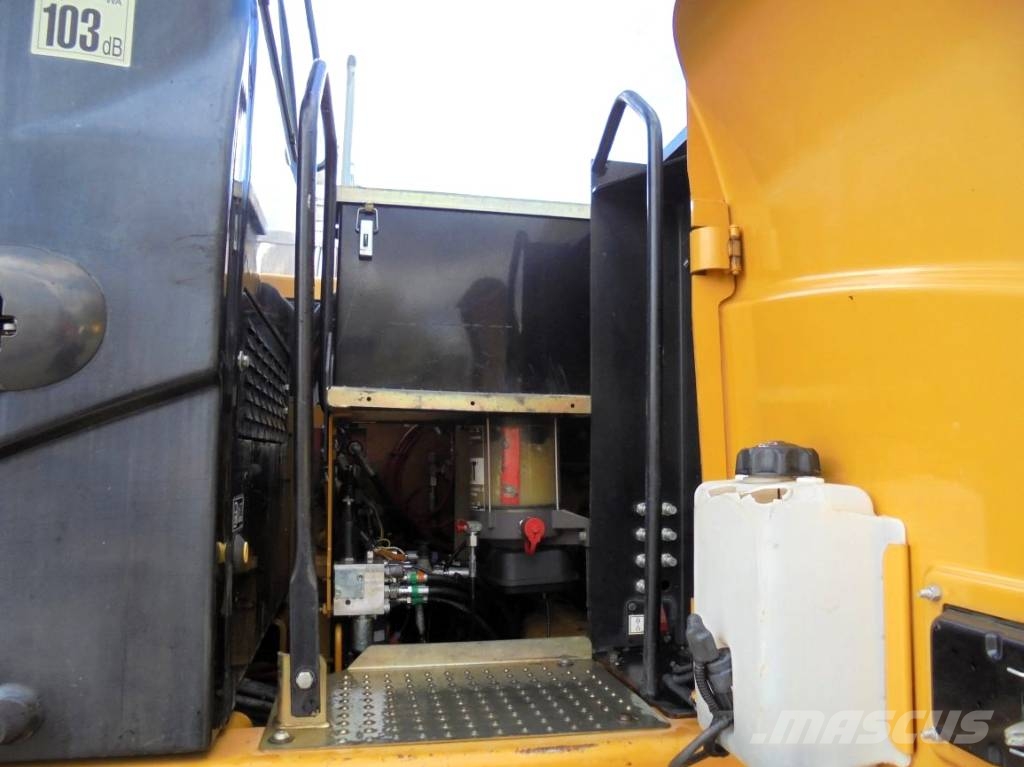 CAT M 318 D Bagri na kolesih