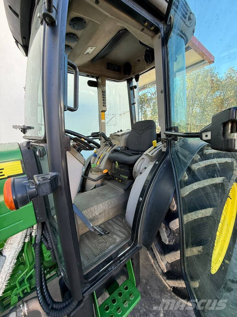 John Deere 5100 GF الجرارات