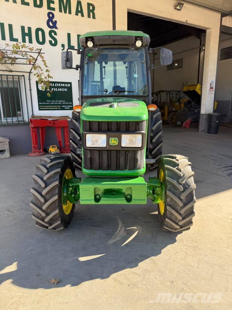 John Deere 5100 GF الجرارات