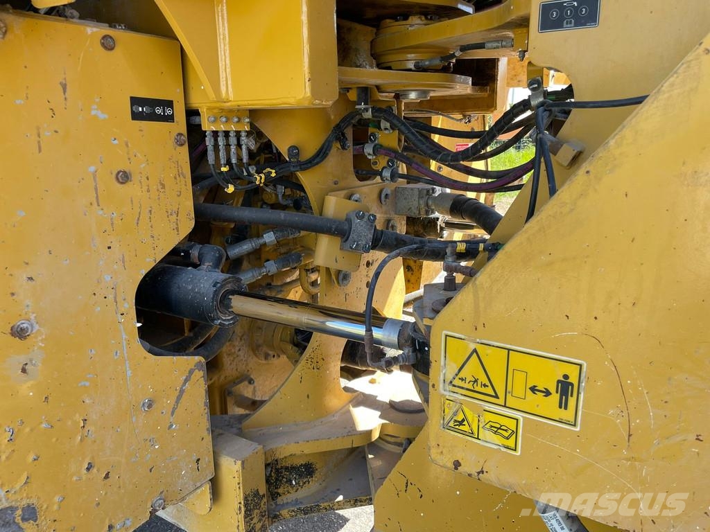 CAT 966M لوادر بعجل